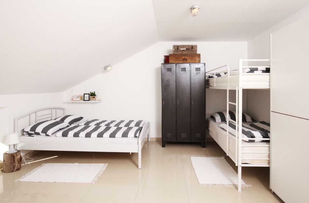 Eagle'S Nest Hostel Postojna Eksteriør bilde